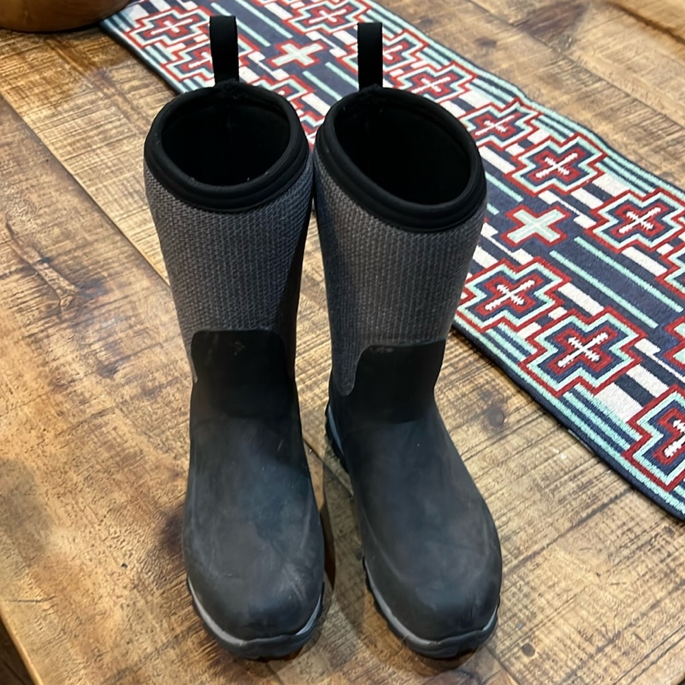 Boys size 3 Muck boots

Like new condition